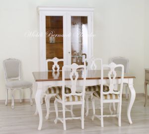 Classic wooden display cabinet with 2 doors and curved legs, two-tone white and wood-coloured finish